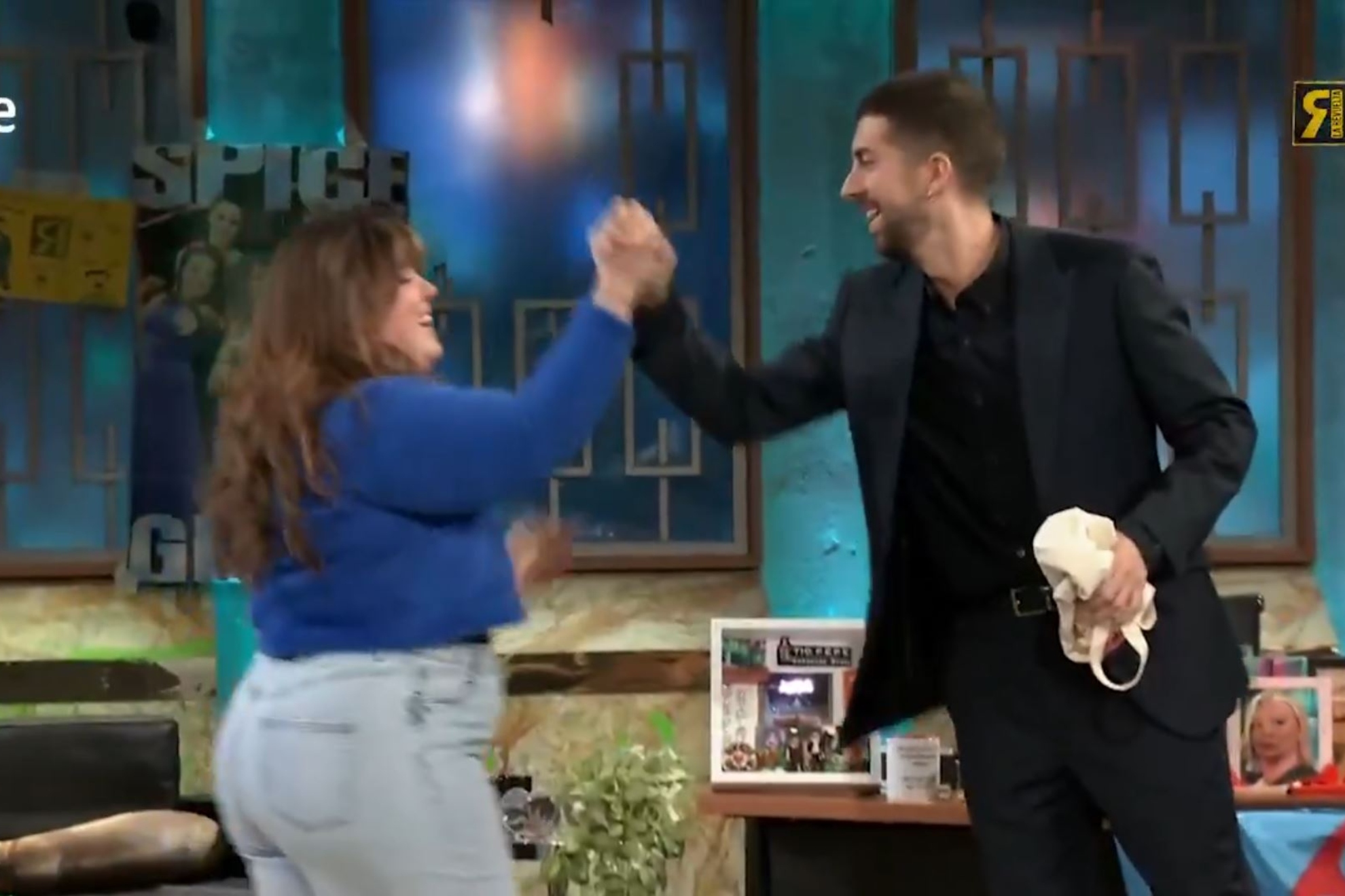 显得尤为温 显得尤为温