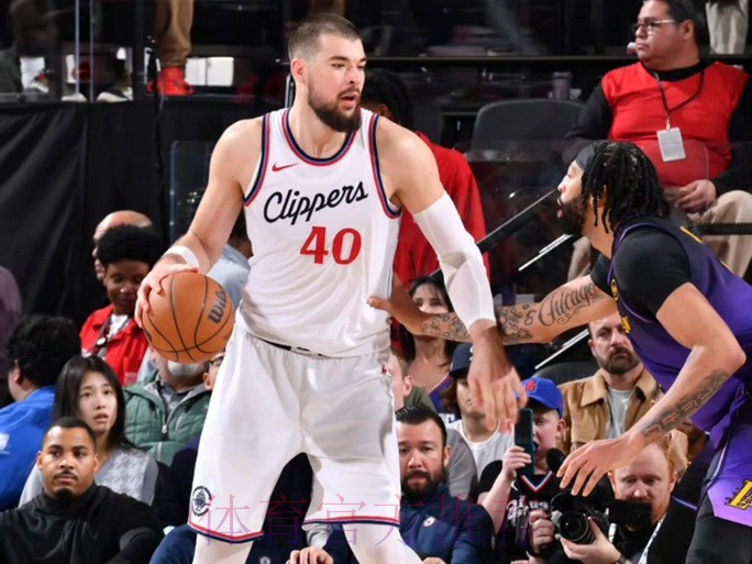 祖巴茨全场5失误全队最高，0犯规全队最少